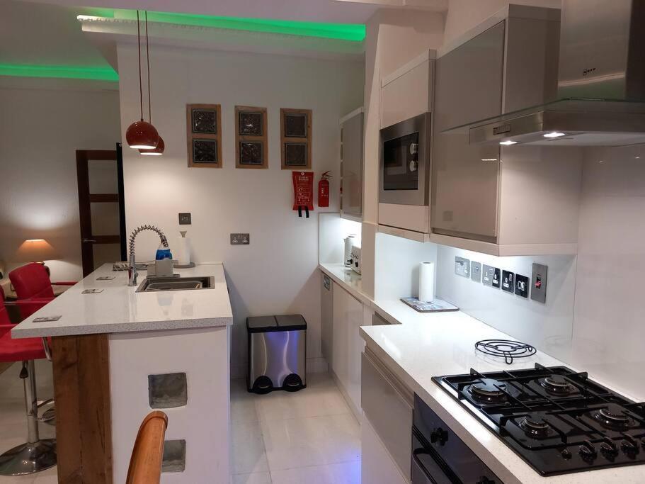 סאות'אנד און סי Luxury Holiday Home, Near Beach מראה חיצוני תמונה