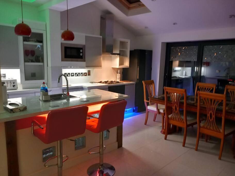 סאות'אנד און סי Luxury Holiday Home, Near Beach מראה חיצוני תמונה