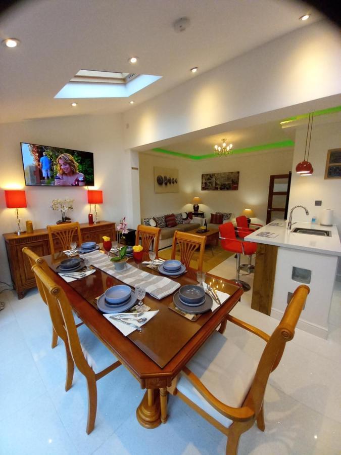 סאות'אנד און סי Luxury Holiday Home, Near Beach מראה חיצוני תמונה